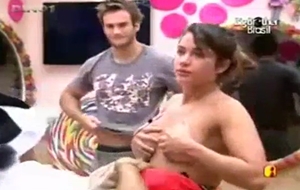 Big Brother Brasil 11 Maria Melilo Pagando Peitinho Durante Transmissão Do Programa