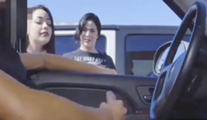 Novinhas Amadoras Adoram Assistir o Safadão Se Masturbando No Carro